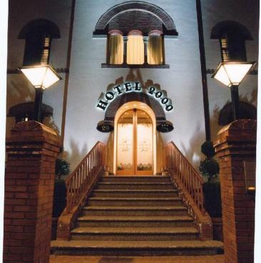 Hotel 2000
