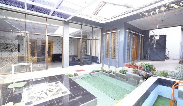 Hotel O 94911 Syariah Anggrek Guest Hous