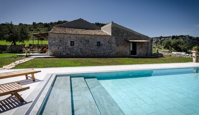 Idyllic country house, panoramic pool with sea views, quiet, WiFi, heating, 7 people