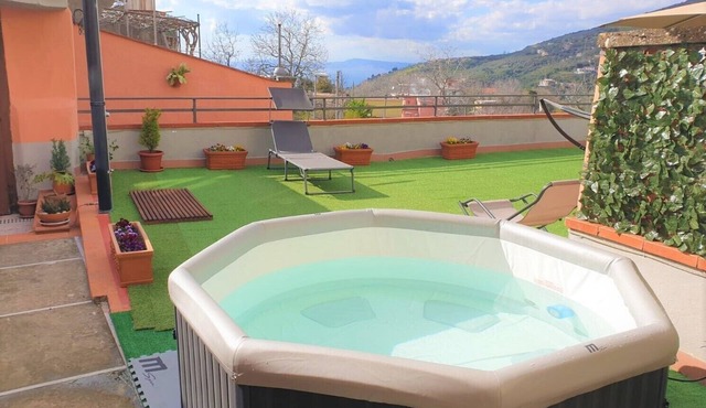 Il Nespolo, Private newly-refurbished 3 bedroom apartment with large terrace, air-conditioning, outd.