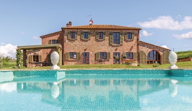 In the middle of the Chiana Valley, on a slight hill, lies this magnificent Casale with private pool