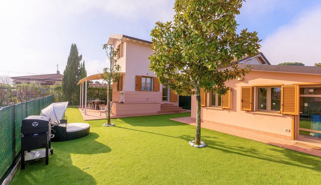 Independent villa free on 4 sides with an annex 1.2 km from the Sea