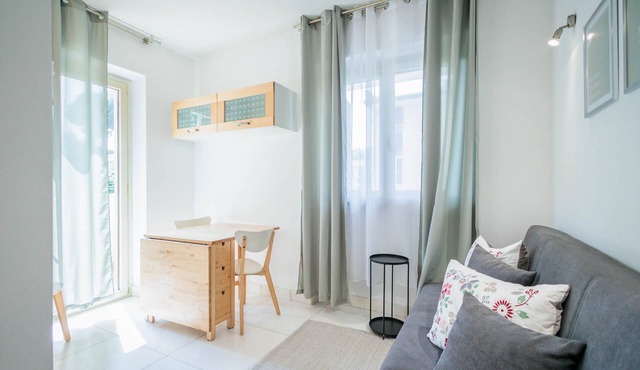 Int. 3, Apartment 3