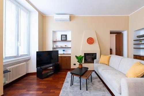 Isola - Porta Nuova- Elegant 1BDR apartment with balcony