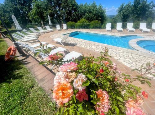 Jacuzzi and pool - Fabulous villa in Umbria - sleeps 24 - exclusive