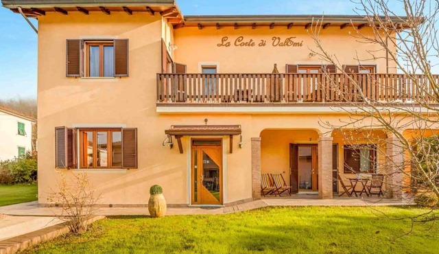 La Corte dei ValEmi is a complex of 4 apartments located in Riccò del Golfo, in a peaceful area surrounded by greenery. It is ideal for those looking to relax away from the crowds while staying within a short distance of La Spezia and the Cinque Terre.