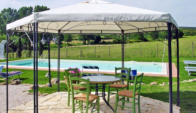 Lovely apartment for 4 people with pool, WIFI, TV, patio and pets allowed
