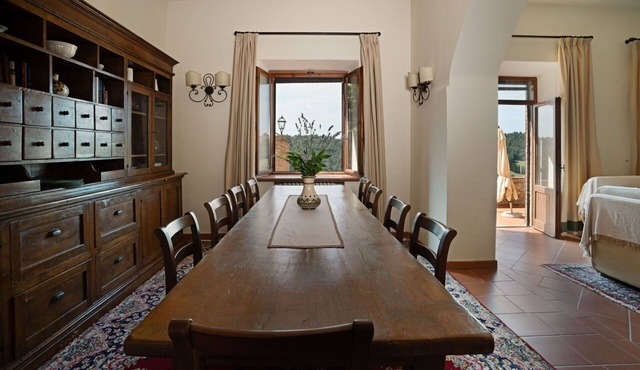 Lovely apartment for 10 guests with pool, A/C, WIFI and panoramic view, close to San Gimignano