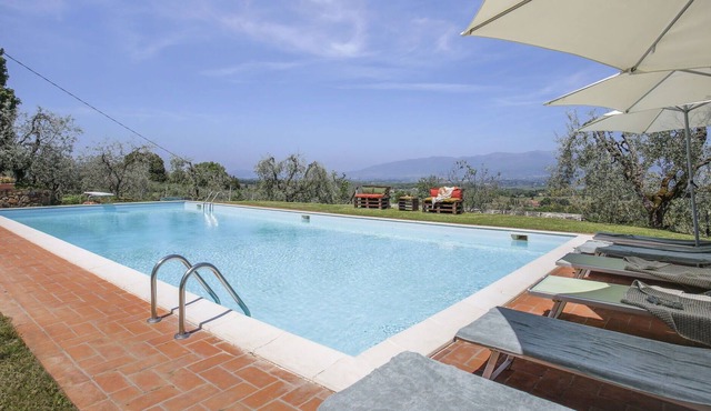 Lovely apartment in villa for 4 guests with pool, WIFI, TV, patio, pets allowed and parking
