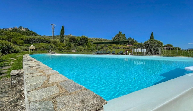 Lovely apartment in villa for 2 guests with pool, WIFI, pets allowed, panoramic view and parking