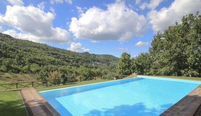 Lovely apartment in villa for 6 people with WIFI, pool, TV, balcony, pets allowed and parking