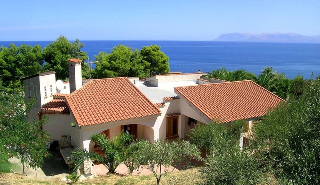 Lovely villa with splendid sea view and direct access to beach
