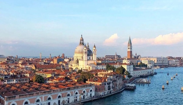Luxury Canal-View Apartment Overlooking San Trovaso Church & Gondola Yard