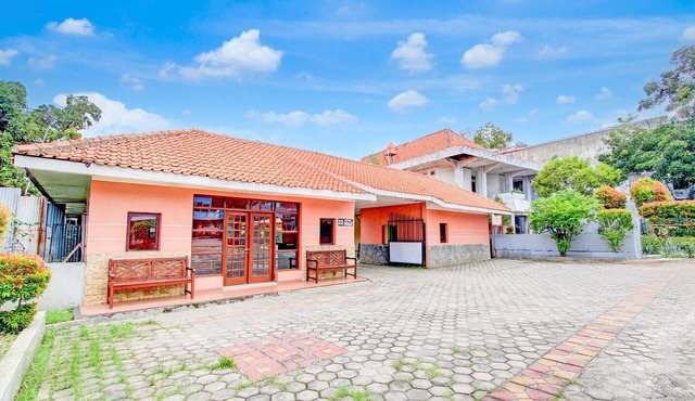Luxury Twin Stay with Free WiFi and Parking