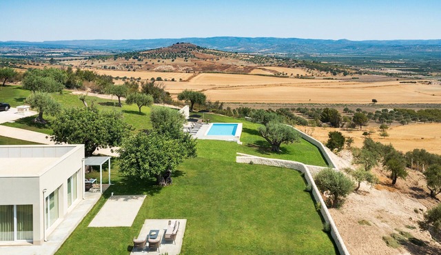 Luxury villa with pool in the countryside, Noto, Sicily