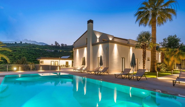 luxury villa with swimming pool in Mascali