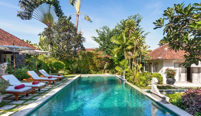Majestic 4BR Villa - Close To The Beach! 4Min Drive To Eat Street! W/Priv Pool!