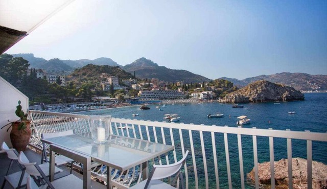 Mazzaro Bay Suite-Holiday home with private access to the sea