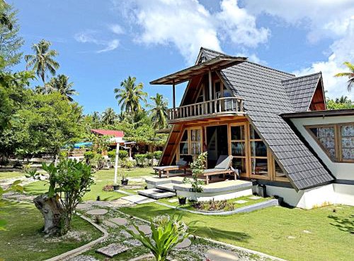 Mentawai Balcony - Beachfront family surf resort with stunning ocean views