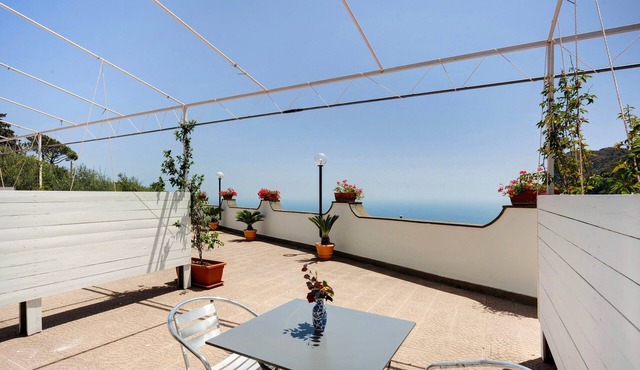 'Mitigliano Apartment' with Sea View, Wi-Fi and Air Conditioning