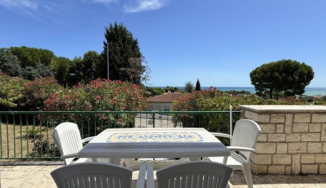 N122 - Numana, delightful single villa with garden