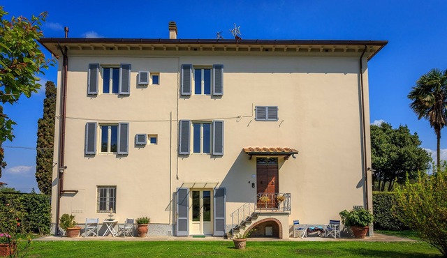 New! Close to Lucca. 5 bedrooms, 4 bathrooms, walk restaurant, private pool,