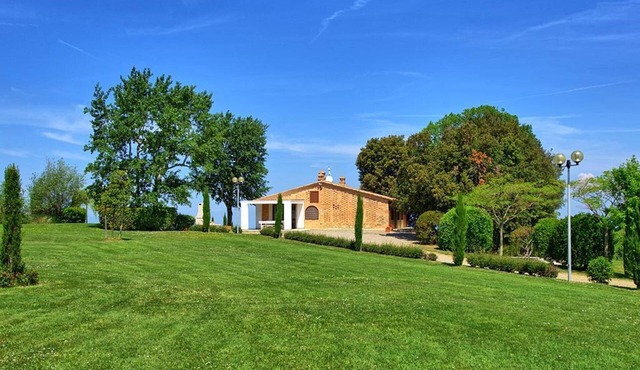 Nice apartment in villa with WIFI, pool, A/C, TV, patio and panoramic view, close to San Gimignano
