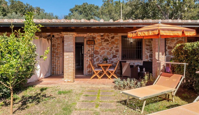 Nice apartment in villa for 4 guests with WIFI, A/C, TV, terrace and pets allowed