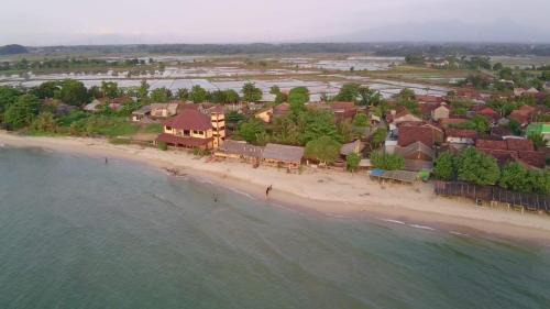 Omah Laut Bondo Jepara - by the beach, direct view of the sea, great base for water sports