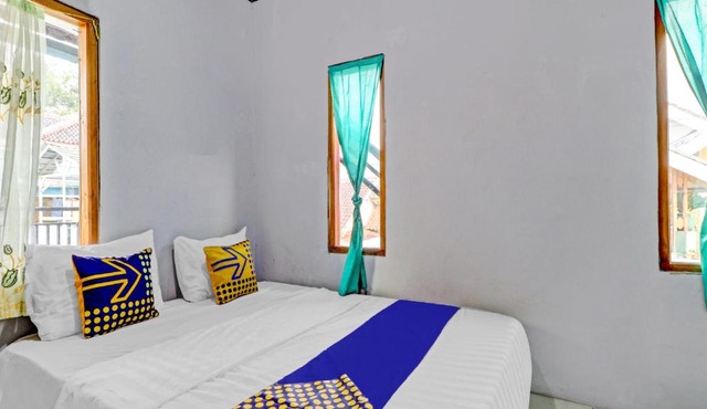 OYO Homes 90849 Cibeunying Homestay Cibodas Maribaya