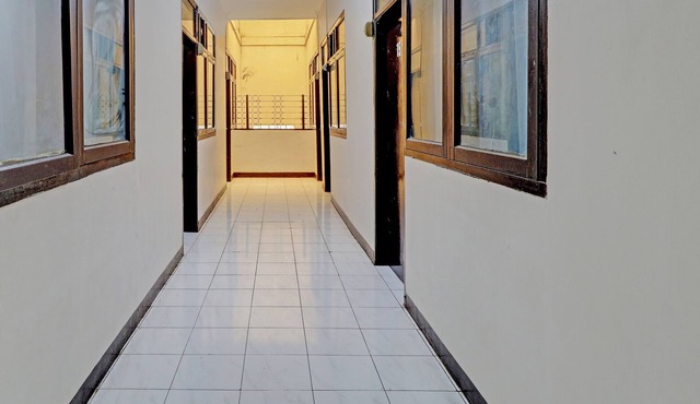 OYO Life 92685 Kost Arimbi