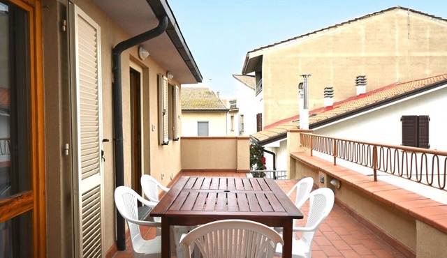 P007 - Porto Recanati, large three-room apartment with parking near the sea