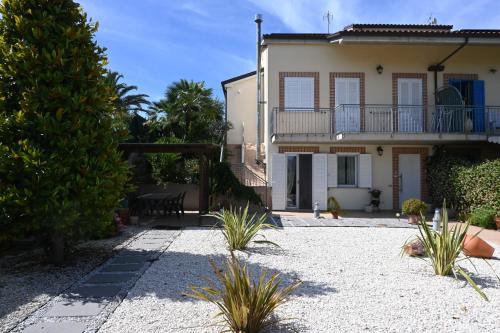 P099- Porto Recanati, elegante porzione di villa con giardino