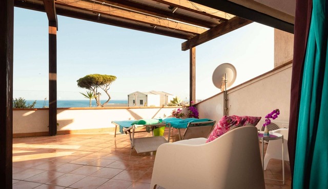 Paradise Oasis: 400sqm Townhouse, Pool & Seaview