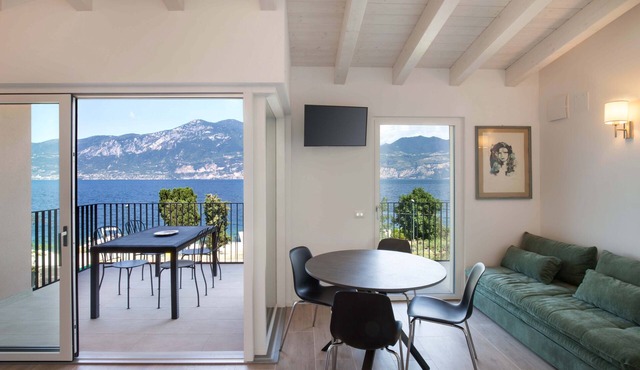 Pèler Apartment: Modern Elegance, Stunning Views and Comfort in Brenzone