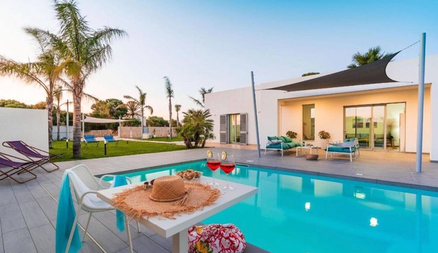 Pool villa, 300 metres from beach, San Lorenzo, Sicily