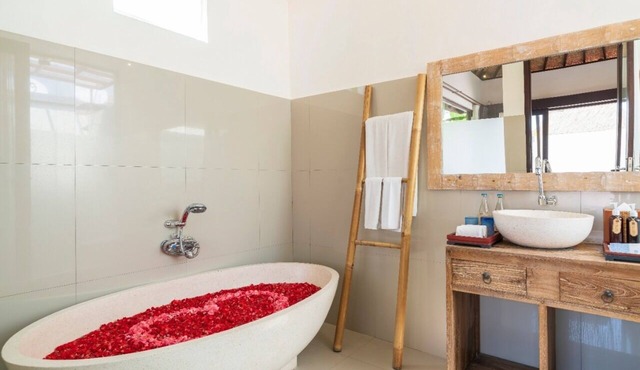 Private Pool VIlla with gazebo overlooks the rice paddies