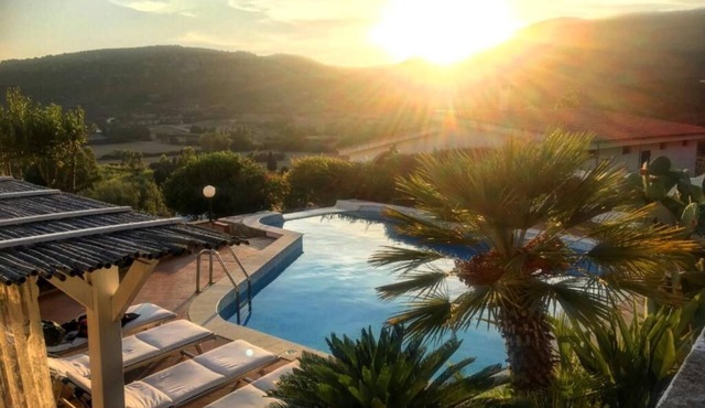 Private Pool villa with panoramic views split over 2 levels/Aircon/New Pool.