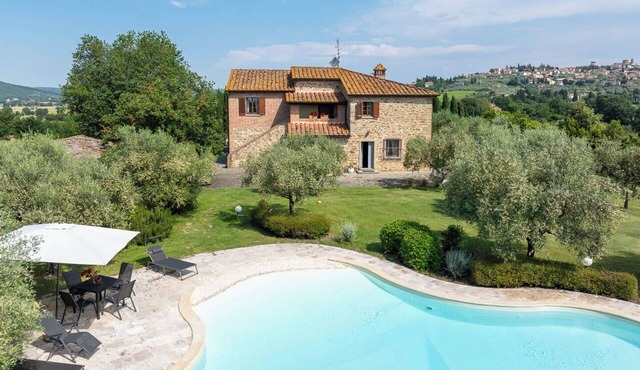 Private Villa with hot tub, WIFI, private pool, balcony, pets allowed, close to Montepulciano