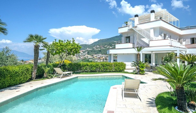 Private Villa with hot tub, A/C, private pool, WIFI, TV, terrace, panoramic view, close to Sorrento