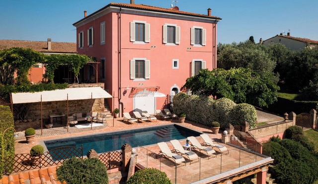 Private Villa with WIFI, A/C, private pool, hot tub, TV, patio, pets allowed, panoramic view