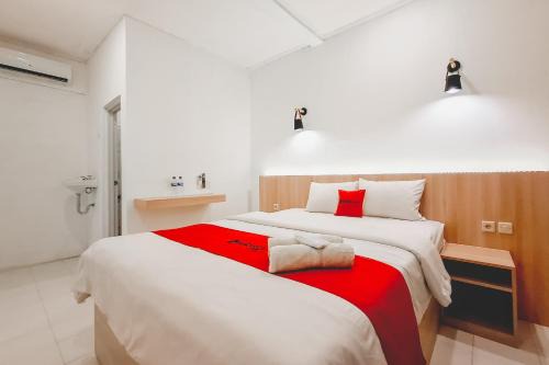 RedDoorz at Grand Mirza Near Pasar Grosir Batik Setono Pekalongan