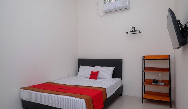 RedDoorz near Alun Alun Magelang 2