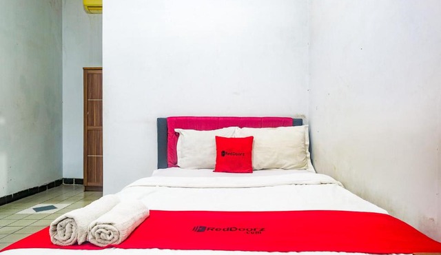 RedDoorz near Batik Tulis Celaket 2