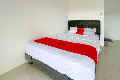 RedDoorz Plus at Erbysa 4 Pantai Sayang Heulang Pamengpeuk Garut