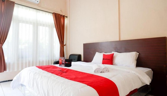 RedDoorz Plus near Stadion Wijaya Kusuma