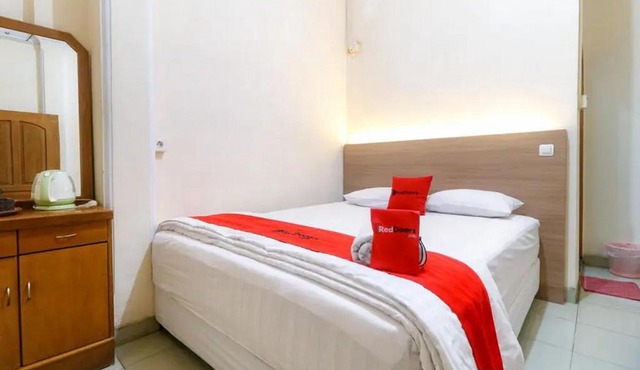 RedDoorz Plus near WTC Batanghari Mall