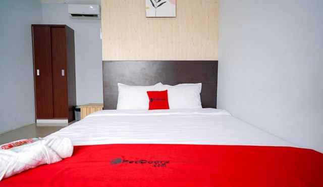 RedDoorz Premium at Raja Hostel Syariah