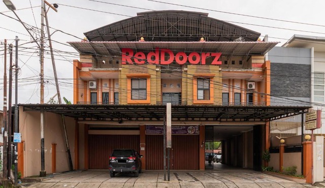 RedDoorz Syariah near Universitas Putra Indonesia Padang