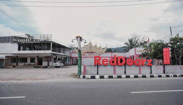 RedDoorz Syariah near Kebun Raya Liwa